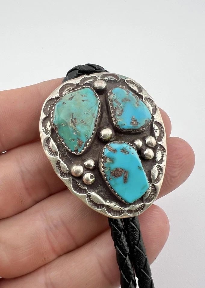 VINTAGE ZUNI STERLING SILVER NATURAL NEVADA TURQUOISE TEARDROP BOLO TIE 1.75": VINTAGE ZUNI STERLING SILVER NATURAL NEVADA TURQUOISE TEARDROP BOLO TIE 1.75" Vintage Zuni Sterling Silver Natural Nevada Turquoise Teardrop Bolo Tie 1.75" Size: 1 3/4" Tall by Just Under 1 1/2" Wide 
