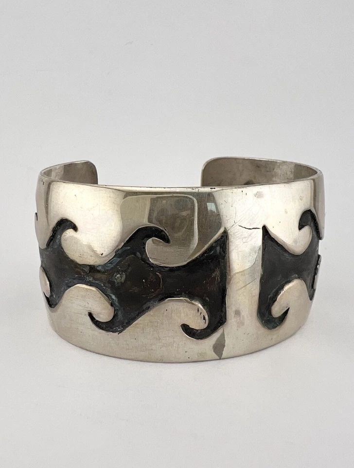 VTG NAVAJO STERLING SILVER TRIBAL WAVE DESIGN OVERLAY WIDE CUFF BRACELET 47.6G: VTG NAVAJO STERLING SILVER TRIBAL WAVE DESIGN OVERLAY WIDE CUFF BRACELET 47.6G Vtg Navajo Sterling Silver Tribal Wave Design Overlay Wide Cuff Bracelet 47.6g Cuff is 5 5/8" tip to Tip and has a 1 1/8"
