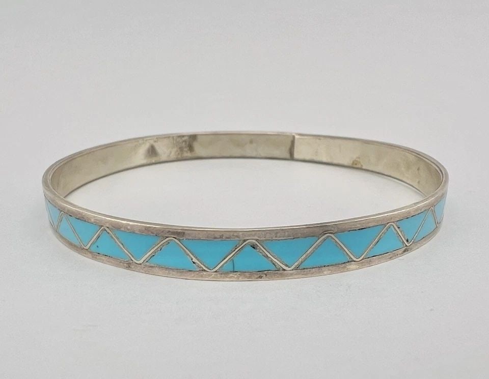 VTG NAVAJO STERLING SILVER TURQUOISE FLUSH INLAY ROW ETERNITY BANGLE BRACELET: VTG NAVAJO STERLING SILVER TURQUOISE FLUSH INLAY ROW ETERNITY BANGLE BRACELET Vtg Navajo Sterling Silver Turquoise Flush Inlay Row Eternity Bangle Bracelet Bangle Inside Circumference Size: is 8" & 1/