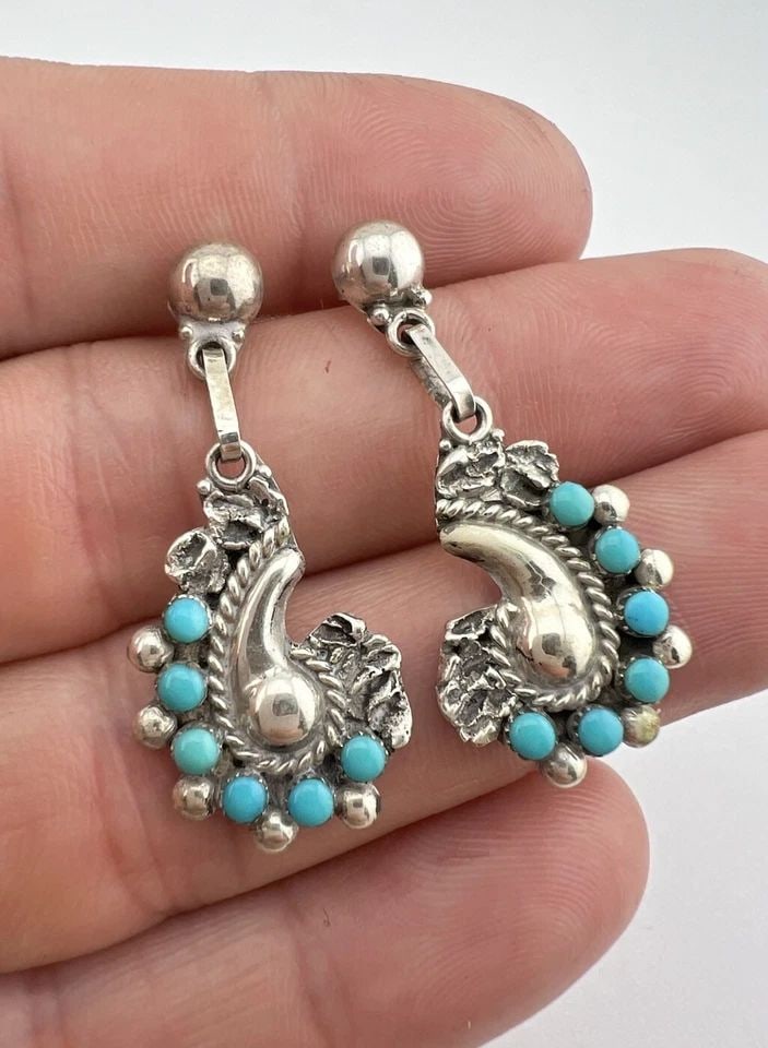 VINTAGE WEEBOTHEE ZUNI STERLING SILVER TURQUOISE DANGLE EARRINGS 1.5": VINTAGE WEEBOTHEE ZUNI STERLING SILVER TURQUOISE DANGLE EARRINGS 1.5" Vintage WEEBOTHEE ZUNI Sterling Silver TURQUOISE Dangle Earrings 1.5" Size: 1 1/2" Tall By 5/8" Wide Weight is 4.5 Grams on my sca