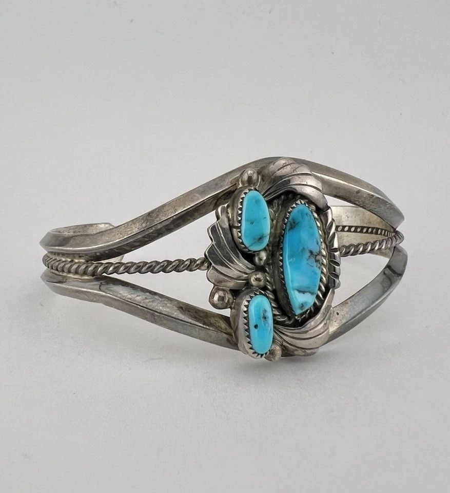 VTG NAVAJO STERLING SILVER SLEEPING BEAUTY TURQUOISE STAMPED TWIST CUFF BRACELET: VTG NAVAJO STERLING SILVER SLEEPING BEAUTY TURQUOISE STAMPED TWIST CUFF BRACELET Vtg Navajo Sterling Silver Sleeping Beauty Turquoise Stamped Twist Cuff Bracelet Cuff is 5 3/8" tip to Tip and has a 1"