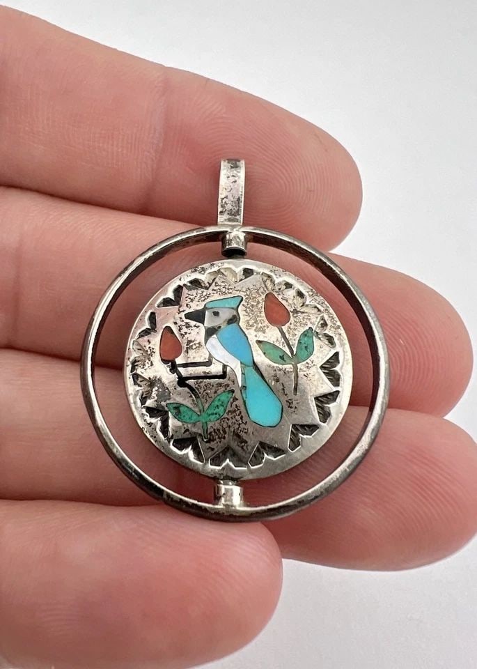 VTG ZUNI STERLING SILVER FLUSH CARDINAL BLUE JAY BIRD SPINNER REVERSIBLE PENDANT: Vtg Zuni Sterling Silver Flush Cardinal & Blue Jay Bird Spinner Reversible Pendant Size: Just Under 1 1/2" Tall With Bail By 1 1/8" Wide Metal: Sterling Silver Weight is 9.0 Grams on my scale In Great