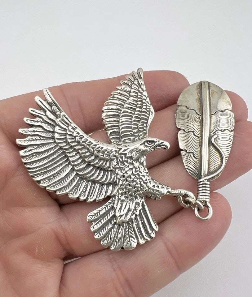 VTG NAVAJO HEAVY CAST STERLING SILVER 3D FLYING EAGLE & FEATHER PENDANT -27.9G (1 of 2)