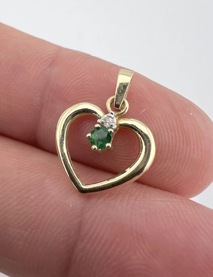 DESIGNER 14K YELLOW GOLD NATURAL EMERALD & DIAMOND HEART PENDANT: DESIGNER 14K YELLOW GOLD NATURAL EMERALD & DIAMOND HEART PENDANT Designer 14k Yellow Gold Natural Emerald & Diamond Heart Pendant Size: Almost 3/4" Tall with Bail by 1/2" Wide Weight is 1.0 Grams on M