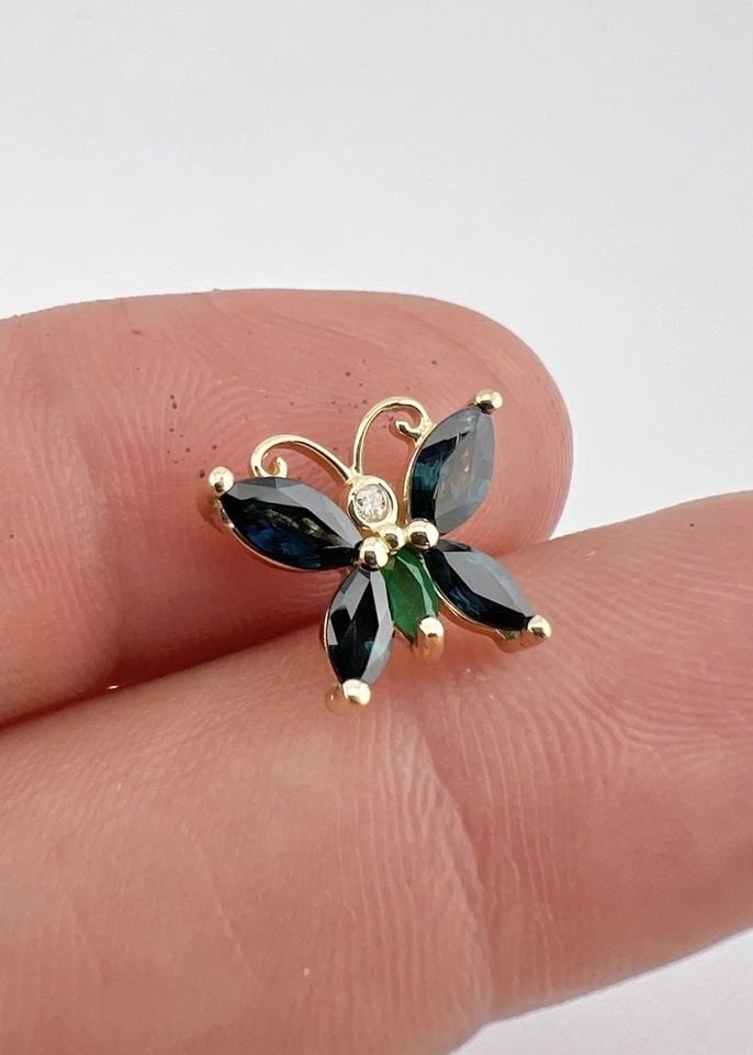 DESIGNER 14K YELLOW GOLD SAPPHIRE EMERALD & DIAMOND BUTTERFLY SMALL PENDANT: DESIGNER 14K YELLOW GOLD SAPPHIRE EMERALD & DIAMOND BUTTERFLY SMALL PENDANT Designer 14k Yellow Gold Sapphire Emerald & Diamond Butterfly Small Pendant Size: Just Under 1/2" Tall By 1/2" Wide Metal: 1