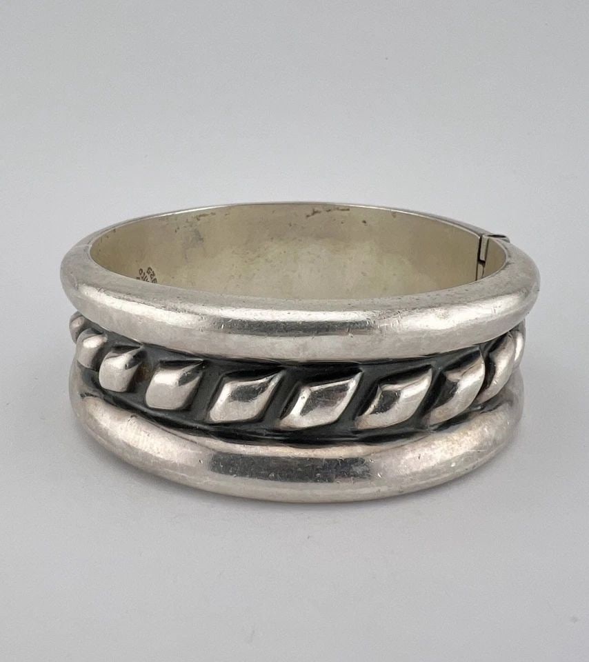 VINTAGE TAXCO MEXICO STERLING SILVER TWIST ROPE CLAMPER BANGLE BRACELET 59G: VINTAGE TAXCO MEXICO STERLING SILVER TWIST ROPE CLAMPER BANGLE BRACELET 59G Vintage Taxco Mexico Sterling Silver Twist Rope Clamper Bangle Bracelet 59g Will Fit A Wrist Up to 7.5" Closed - Adjustable 