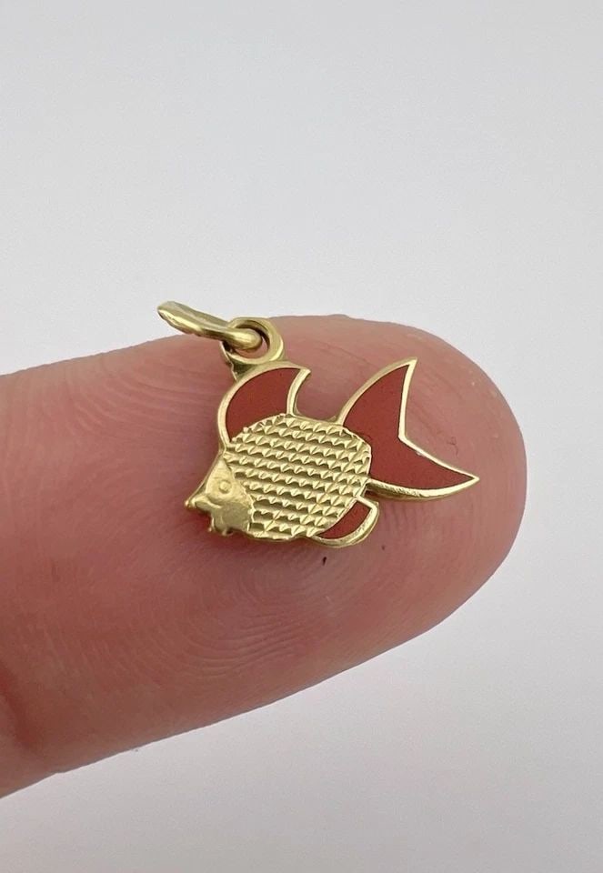 VINTAGE 18K YELLOW GOLD ENAMEL FISH CHARM PENDANT 0.9G (1 of 2)