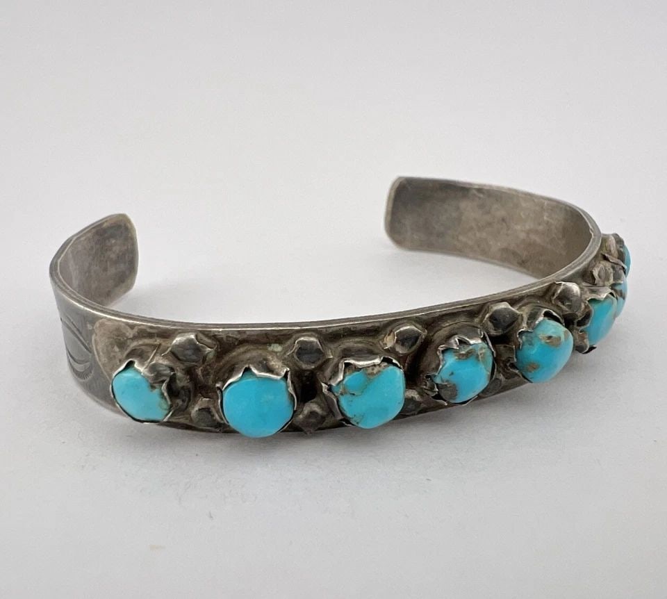 VTG FRED HARVEY NAVAJO STERLING SILVER TURQUOISE STAMPED ROW CUFF BRACELET: VTG FRED HARVEY NAVAJO STERLING SILVER TURQUOISE STAMPED ROW CUFF BRACELET Vtg Fred Harvey Navajo Sterling Silver Turquoise Stamped Row Cuff Bracelet Cuff is 4 1/2" tip to Tip and has an Over 1 1/4" W