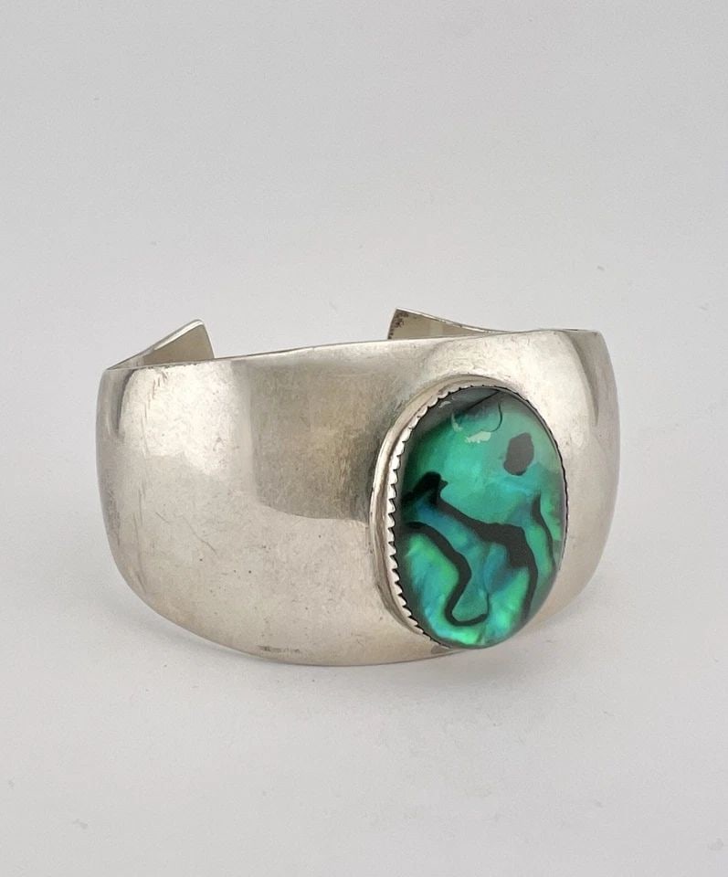 VINTAGE ROBERT KELLY NAVAJO STERLING SILVER ABALONE WIDE CUFF BRACELET: VINTAGE ROBERT KELLY NAVAJO STERLING SILVER ABALONE WIDE CUFF BRACELET Vintage Robert Kelly Navajo Sterling Silver Abalone Wide Cuff Bracelet Cuff is 5 3/8" tip to Tip and has a 1" Wide Slightly Adjus