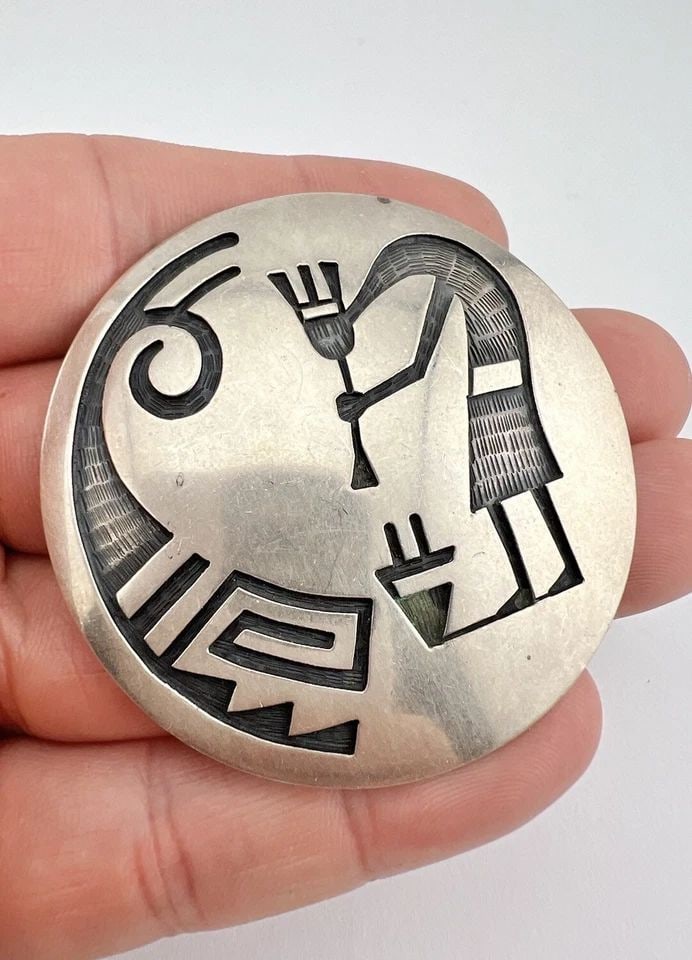VTG KENNETH KUWANVAYOUMA HOPI STERLING SILVER KOKOPELLI TRIBAL BROOCH PENDANT (1 of 2)