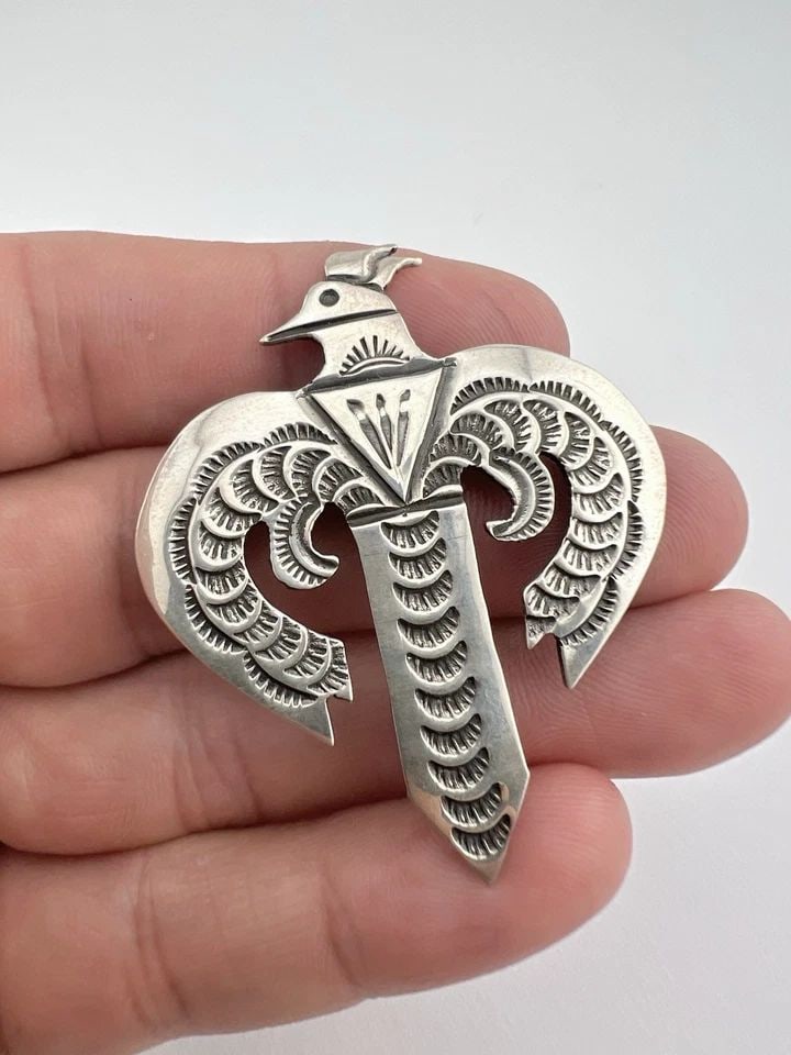 VTG FRED HARVEY ERA NAVAJO STERLING SILVER STAMPED THUNDERBIRD PIN BROOCH 2 1/8": VTG FRED HARVEY ERA NAVAJO STERLING SILVER STAMPED THUNDERBIRD PIN BROOCH 2 1/8" Vtg Fred Harvey Era Navajo Sterling Silver Stamped Thunderbird Pin Brooch 2 1/8" Size: 2 1/8" Tall By 1 3/4" Wide Metal