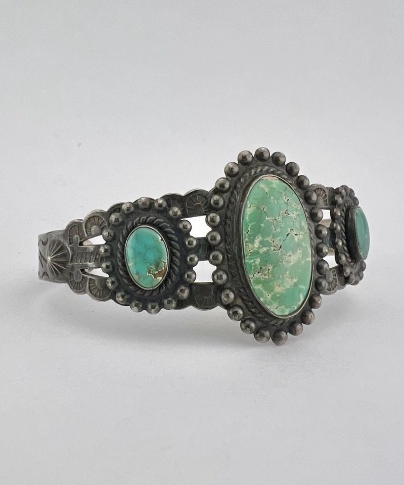 VTG FRED HARVEY ERA NAVAJO STERLING SILVER CERRILLOS TURQUOISE CUFF BRACELET: VTG FRED HARVEY ERA NAVAJO STERLING SILVER CERRILLOS TURQUOISE CUFF BRACELET Vtg Fred Harvey Era Navajo Sterling Silver Cerrillos Turquoise Cuff Bracelet Cuff is 5 1/8" tip to Tip and has a 1 1/4" Wid