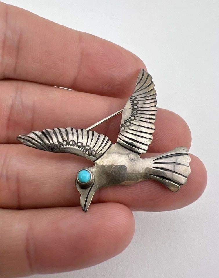 OLD 1940'S NAVAJO STERLING SILVER TURQUOISE STAMPED FLYING BIRD PIN BROOCH 1.75": Old 1940's Navajo Sterling Silver Turquoise Stamped Flying Bird Pin Brooch 1.75" Size: 1 3/4" Wide By 1 1/2" Tall Metal: Sterling Silver / Coin Silver Weight is 4.9 Grams on my scale In Great Antique 