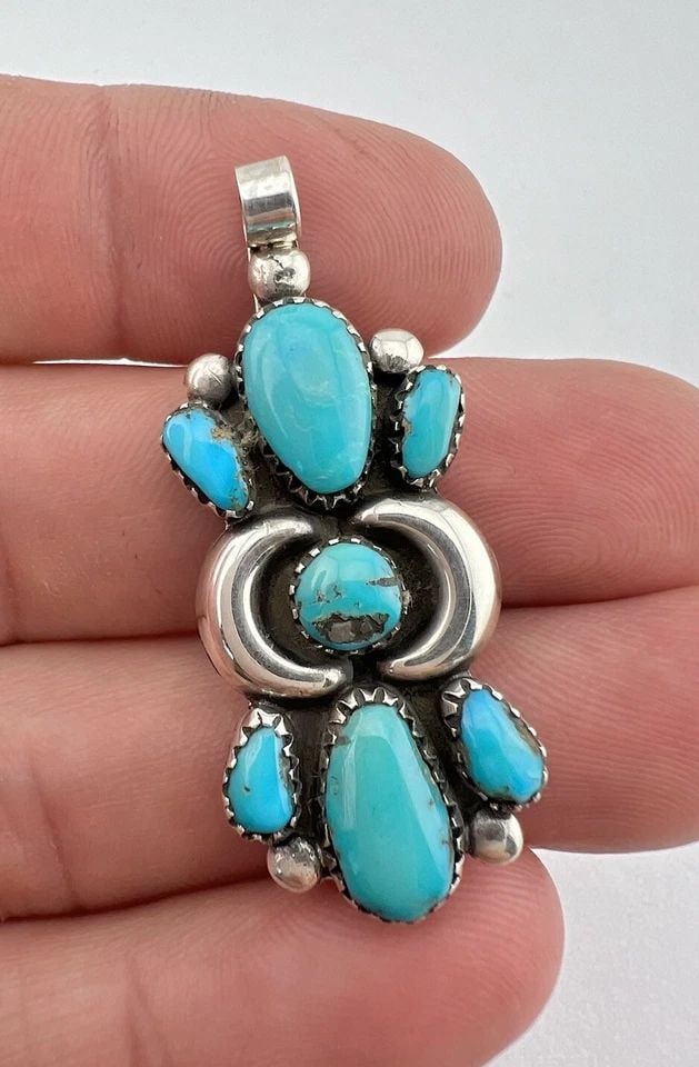 VTG FANNIE WEEBOTHEE ONDELACY ZUNI STERLING SILVER TURQUOISE PENDANT 1.75": VTG FANNIE WEEBOTHEE ONDELACY ZUNI STERLING SILVER TURQUOISE PENDANT 1.75" Vtg Fannie Weebothee Ondelacy Zuni Sterling Silver Turquoise Pendant 1.75" Size: Almost 1 3/4" Tall & Almost 3/4" Wide Metal: