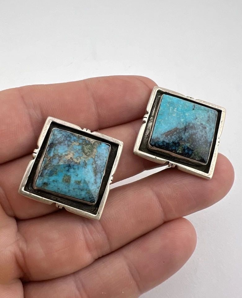 VINTAGE NAVAJO STERLING SILVER HIGH GRADE KINGMAN TURQUOISE SQUARE CLIP EARRINGS: VINTAGE NAVAJO STERLING SILVER HIGH GRADE KINGMAN TURQUOISE SQUARE CLIP EARRINGS Vintage Navajo Sterling Silver High Grade Kingman Turquoise Square Clip Earrings Size: 1 3/8" Tall & Wide Weight is 26.
