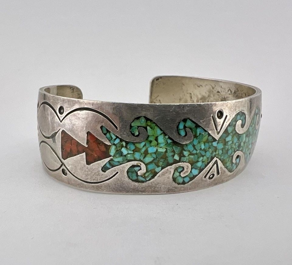 VTG NAVAJO STERLING SILVER CRUSHED CHIP TURQUOISE & CORAL FLUSH CUFF BRACELET: VTG NAVAJO STERLING SILVER CRUSHED CHIP TURQUOISE & CORAL FLUSH CUFF BRACELET Vtg Navajo Sterling Silver Crushed Chip Turquoise & Coral Flush Cuff Bracelet Cuff is 5 1/8" tip to Tip and has a 7/8" Wid
