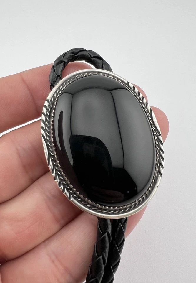 VINTAGE NAVAJO STERLING SILVER BLACK ONYX STAMPED OVAL TWIST BOLO TIE 1 7/8": VINTAGE NAVAJO STERLING SILVER BLACK ONYX STAMPED OVAL TWIST BOLO TIE 1 7/8" Vintage Navajo Sterling Silver Black Onyx Stamped Oval Twist Bolo Tie 1 7/8" Size: 1 7/8" Tall & 1 1/2" Wide Weight is 34.2