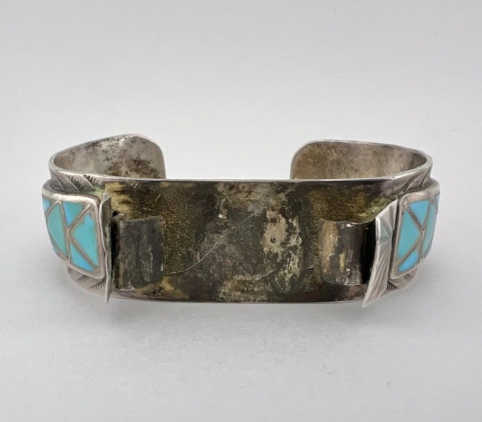 VTG ZUNI DISHTA FAMILY STERLING SILVER FLUSH INLAY TURQUOISE WOMEN'S CUFF WATCH: VTG ZUNI DISHTA FAMILY STERLING SILVER FLUSH INLAY TURQUOISE WOMEN'S CUFF WATCH Vtg Zuni Dishta Family Sterling Silver Flush Inlay Turquoise Women's Cuff Watch Cuff is 5 /8" tip to Tip and has a 1" Wi