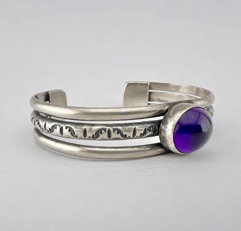 VTG NAVAJO STERLING SILVER NATURAL AMETHYST STAMPED WOMEN'S CUFF BRACELET: VTG NAVAJO STERLING SILVER NATURAL AMETHYST STAMPED WOMEN'S CUFF BRACELET Vtg Navajo Sterling Silver Natural Amethyst Stamped Women's Cuff Bracelet Cuff is 5" tip to Tip and has a 1" Wide Adjustable G