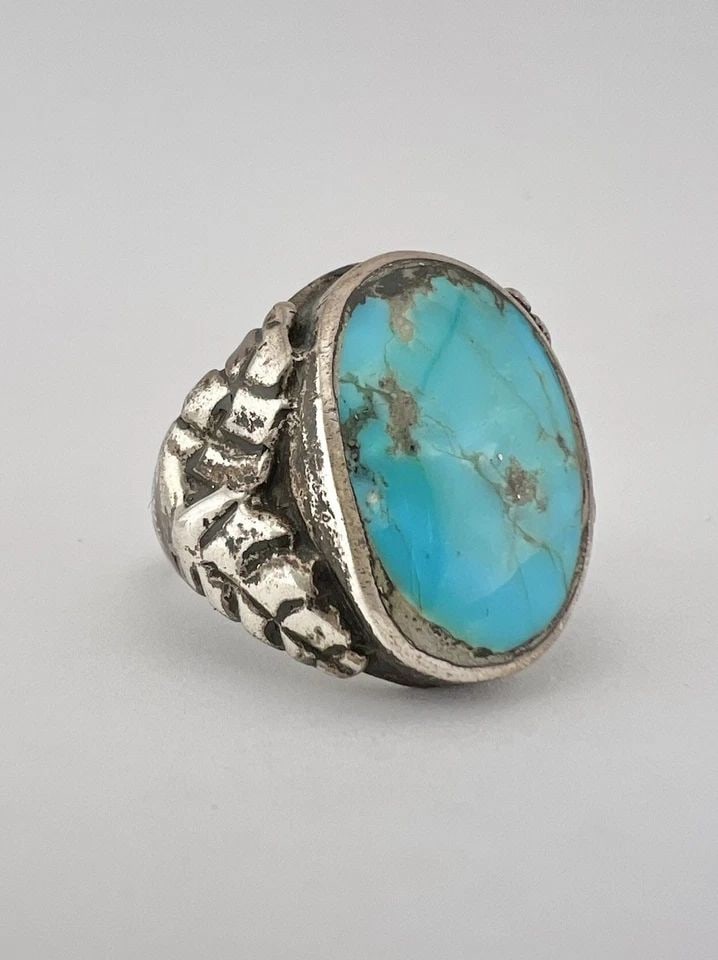 VTG NAVAJO CAST STERLING SILVER KINGMAN TURQUOISE STAMPED FEATHER MEN'S RING 15G: VTG NAVAJO CAST STERLING SILVER KINGMAN TURQUOISE STAMPED FEATHER MEN'S RING 15G Vtg Navajo Cast Sterling Silver Kingman Turquoise Stamped Feather Men's Ring 15g Ring Size: 9.5- Can Be Resized Weight 
