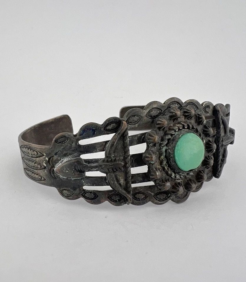 FRED HARVEY ERA NAVAJO STERLING SILVER CERRILLOS TURQUOISE ARROW CUFF BRACELET: FRED HARVEY ERA NAVAJO STERLING SILVER CERRILLOS TURQUOISE ARROW CUFF BRACELET Vtg Fred Harvey Era Navajo Sterling Silver Cerrillos Turquoise Stamped Arrow Cuff Bracelet Cuff is 5 1/2" tip to Tip and 