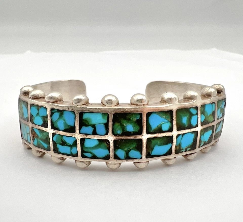 VTG NAVAJO STERLING SILVER CRUSHED CHIP BLUE TURQUOISE FLUSH INLAY CUFF BRACELET: VTG NAVAJO STERLING SILVER CRUSHED CHIP BLUE TURQUOISE FLUSH INLAY CUFF BRACELET Vtg Navajo Sterling Silver Crushed Chip Blue Turquoise Flush Inlay Cuff Bracelet Cuff is 5 1/2" tip to Tip and has a 1"