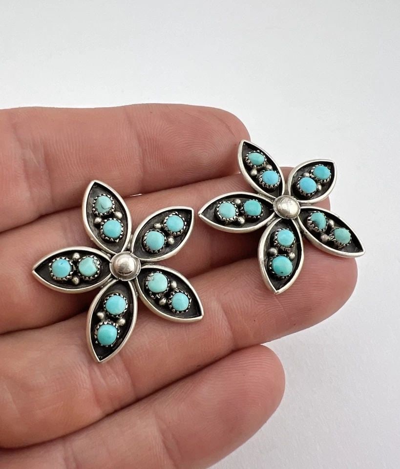VINTAGE ZUNI STERLING SILVER PETIT POINT TURQUOISE CLUSTER FLOWER CLIP EARRINGS (1 of 2)