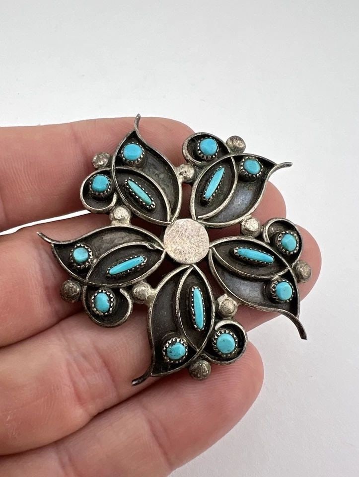VINTAGE ZUNI STERLING SILVER PETIT POINT TURQUOISE FLOWER CLUSTER PIN BROOCH 2": Vintage Zuni Sterling Silver Petit Point Turquoise Flower Cluster Pin Brooch 2" Size: 2" Tall & Wide Weight is 13.6 Grams on my scale Test Positive For Sterling Silver Amazing Natural Vivid High Grade