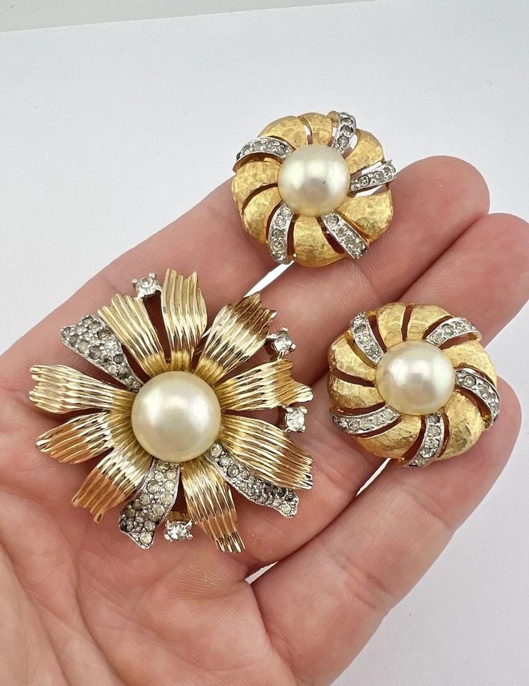VINTAGE JOSEPH MAZER JOMAZ GOLD RHINESTONE & PEARL FLORAL BROOCH & EARRINGS SET: VINTAGE JOSEPH MAZER JOMAZ GOLD RHINESTONE & PEARL FLORAL BROOCH & EARRINGS SET Vintage Joseph Mazer Jomaz Gold Rhinestone & Pearl Floral Brooch & Earrings Set Brooch Size: 1 3/4" Wide By 1 7/8" Tall 