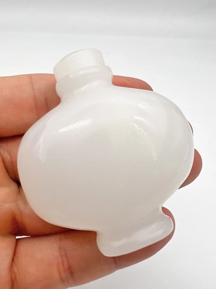 ANTIQUE CHINESE NATURAL CARVED NEPHRITE WHITE ICY TRANSLUCENT JADE SNUFF BOTTLE (1 of 2)