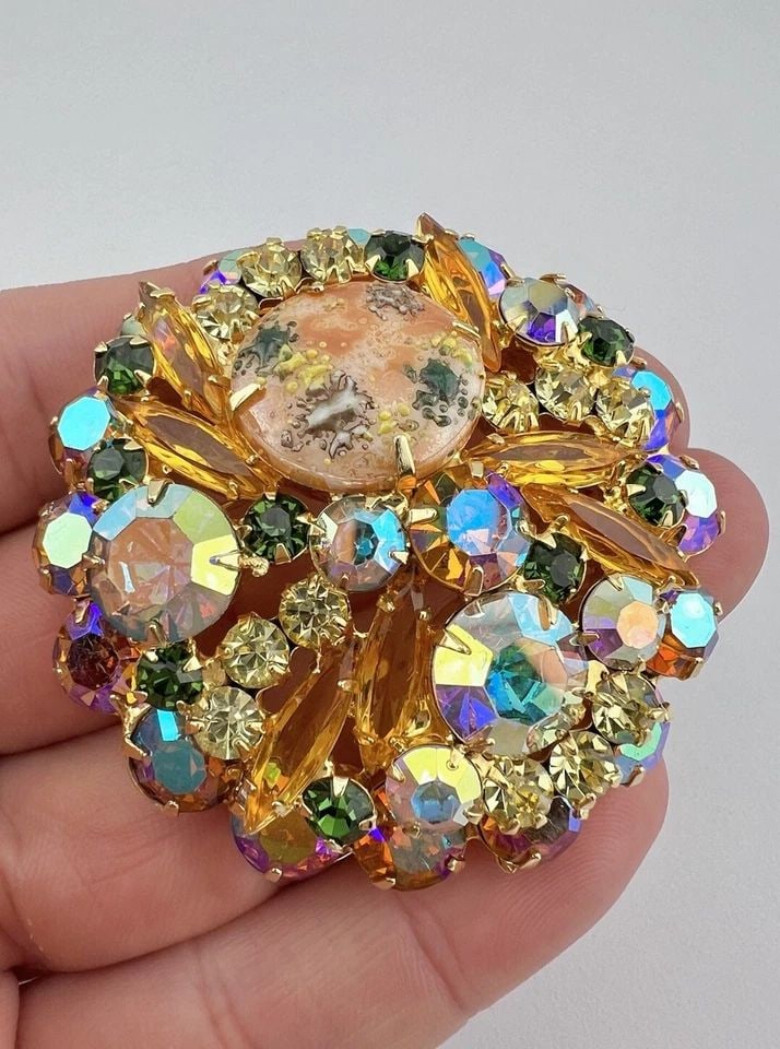 VINTAGE D&E JULIANA SPECKLED EASTER EGG & IRIDESCENT RHINESTONE PIN BROOCH 2.25": VINTAGE D&E JULIANA SPECKLED EASTER EGG & IRIDESCENT RHINESTONE PIN BROOCH 2.25" Vintage D&E Juliana Speckled EASTER EGG & Iridescent Rhinestone Pin Brooch 2.25" Size: About 2 1/4" Wide & Tall Gold To