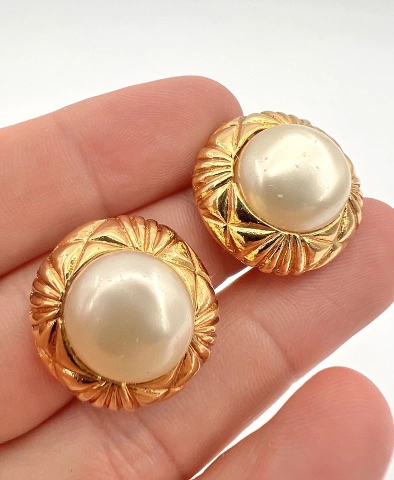 VINTAGE AUTHENTIC CHANEL 14MM MABE PEARL GOLD TONE QUILTED CLIP ON EARRINGS: VINTAGE AUTHENTIC CHANEL 14MM MABE PEARL GOLD TONE QUILTED CLIP ON EARRINGS Vintage Authentic CHANEL 14mm Mabe Pearl Gold Tone Quilted Clip On Earrings Size: About 1" long & 1" Wide Gold Tone Metal Am