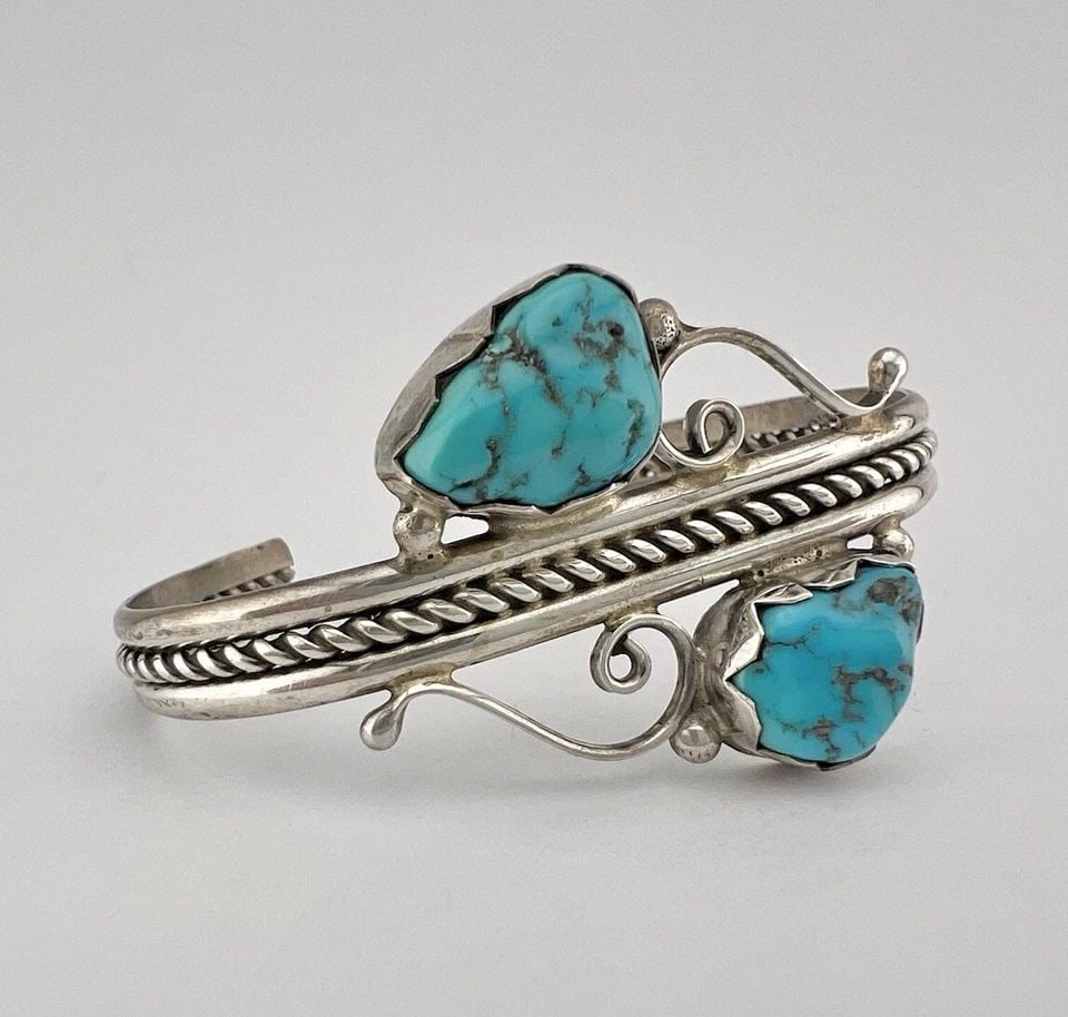 VINTAGE NAVAJO STERLING SILVER CASTLE DOME TURQUOISE TWIST CUFF BRACELET: VINTAGE NAVAJO STERLING SILVER CASTLE DOME TURQUOISE TWIST CUFF BRACELET Vintage Navajo Sterling Silver Castle Dome Turquoise Twist Cuff Bracelet Cuff is 5 1/4" tip to Tip and has a 1 1/8" Adjustable 