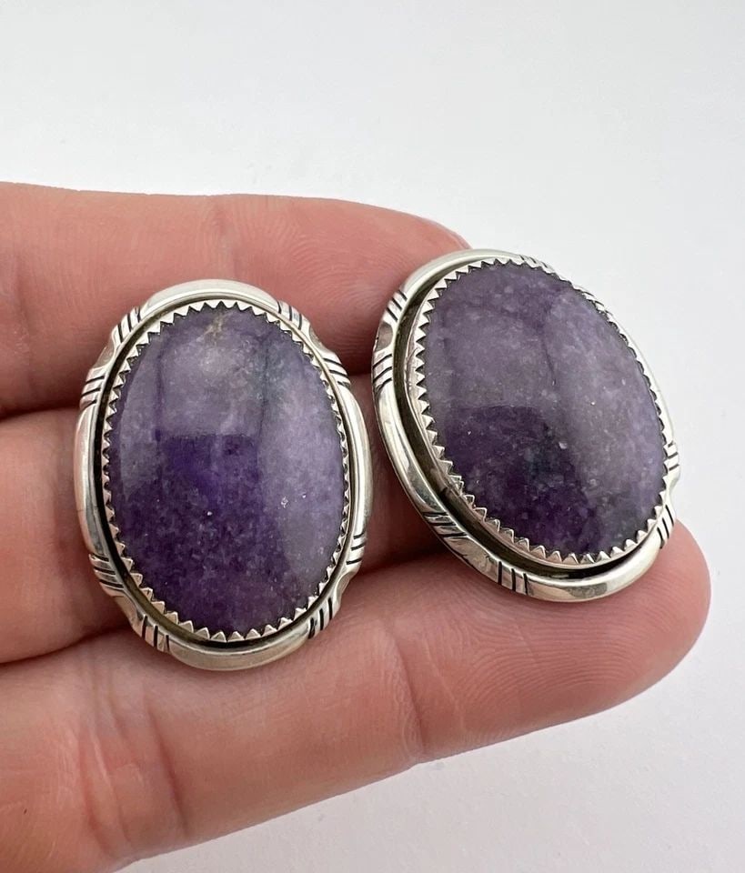 VTG JOHNSON NAVAJO STERLING SILVER NATURAL CHAROITE STAMPED OVAL POST EARRINGS (1 of 2)