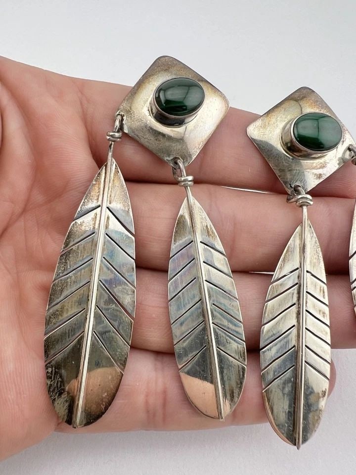 NAVAJO STERLING SILVER GREEN MALACHITE STAMPED FEATHER DANGLE EARRINGS 3 1/8" (1 of 2)