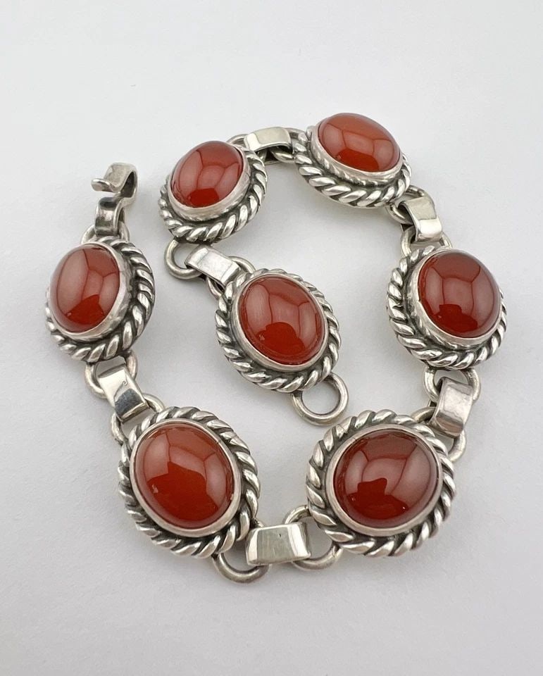 VTG NAVAJO STERLING SILVER CARNELIAN OVAL TWIST ROPE CONCHO LINK BRACELET 37.5G: VTG NAVAJO STERLING SILVER CARNELIAN OVAL TWIST ROPE CONCHO LINK BRACELET 37.5G Vtg Navajo Sterling Silver Carnelian Oval Twist Rope Concho Link Bracelet 37.5g Size: 7 7/8" Long Tip To Tip Bracelet Is