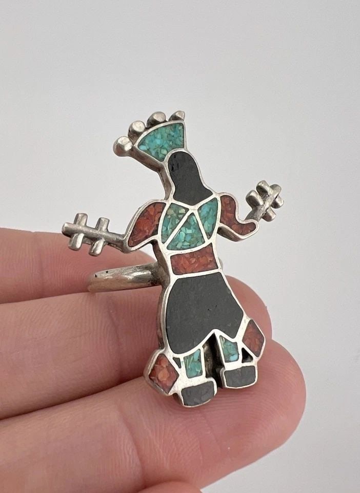 VTG ZUNI STERLING SILVER CRUSHED CHIP INLAY APACHE CROWN DANCER KACHINA RING: VTG ZUNI STERLING SILVER CRUSHED CHIP INLAY APACHE CROWN DANCER KACHINA RING Vtg Zuni Sterling Silver Crushed Chip Inlay Apache Crown Dancer Kachina Ring Size: 8.25 - Can Be Re Sized Weight is 10.0 Gr
