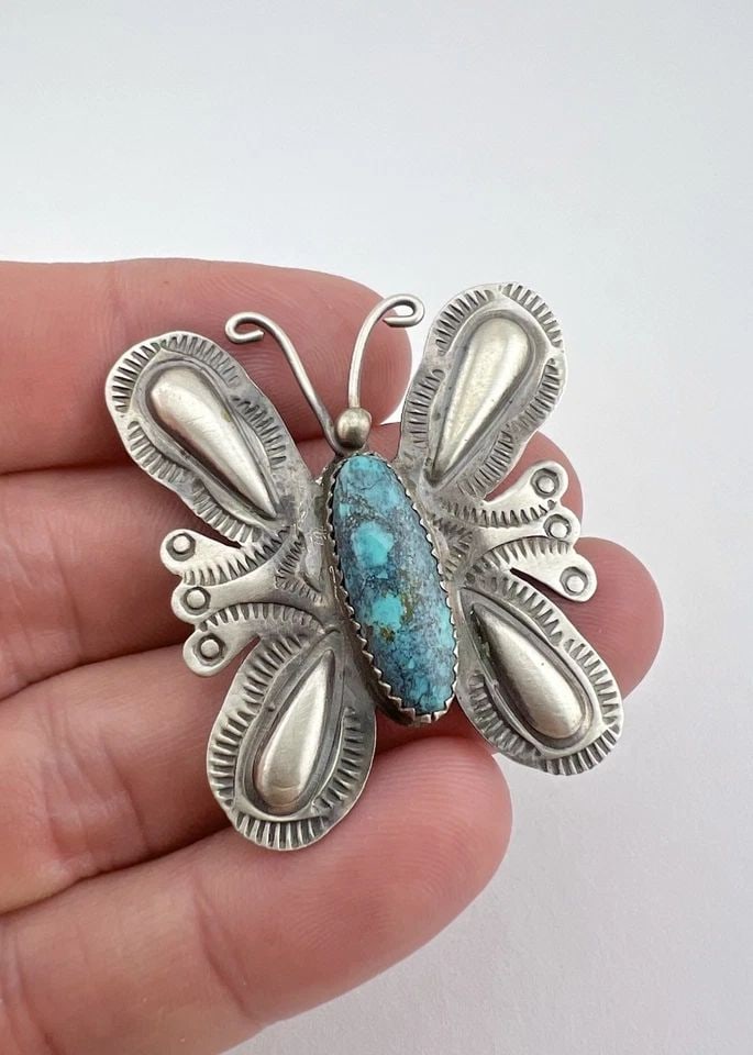 T. YAZZIE NAVAJO STERLING SILVER KINGMAN TURQUOISE BUTTERFLY BROOCH PIN 1 5/8": T. YAZZIE NAVAJO STERLING SILVER KINGMAN TURQUOISE BUTTERFLY BROOCH PIN 1 5/8" Vintage T. YAZZIE Navajo Sterling Silver Kingman Turquoise Butterfly Brooch Pin 1 5/8" Size: 1 5/8" Tall By 1 5/8" Wide M