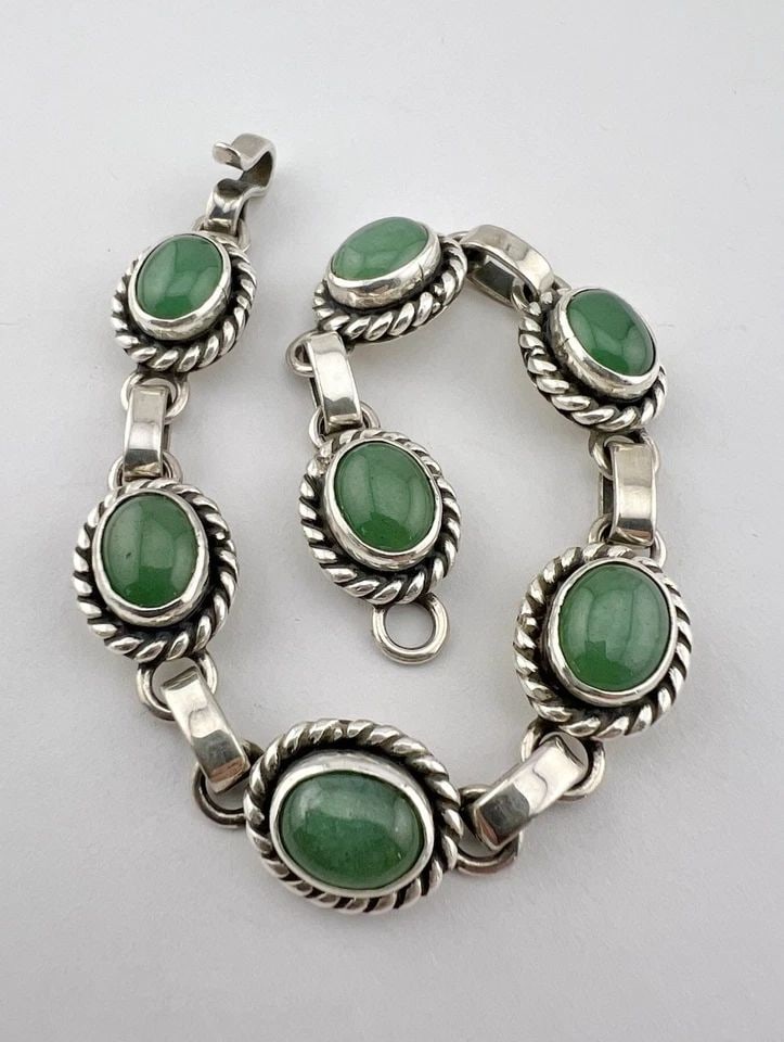 VTG NAVAJO STERLING SILVER GREEN JADE OVAL TWIST ROPE CONCHO LINK BRACELET 30G: Vtg Navajo Sterling Silver Green Jade Oval Twist Rope Concho Link Bracelet 30g Size: 7 7/8" Long Tip To Tip Bracelet Is 5/8" Wide Metal: Sterling Silver Weight is 30.0 Grams on my scale In Great Condi