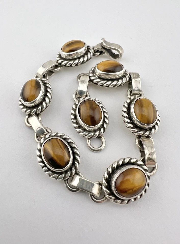 VTG NAVAJO STERLING SILVER TIGER'S EYE OVAL TWIST ROPE CONCHO LINK BRACELET 30G: Vtg Navajo Sterling Silver Tiger's Eye Oval Twist Rope Concho Link Bracelet 30g Size: 8" Long Tip To Tip Bracelet Is 1/2" Wide Metal: Sterling Silver Weight is 30.0 Grams on my scale In Great Conditio