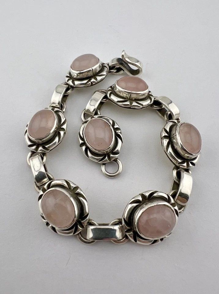 VINTAGE NAVAJO STERLING SILVER PINK ROSE QUARTZ OVAL ROPE LINK BRACELET 31G: Vintage Navajo Sterling Silver Pink Rose Quartz Oval Rope Link Bracelet 31g Size: Around 7 7/8" Long Tip To Tip Bracelet Is 1/2" Wide Metal: Sterling Silver Weight is 31.0 Grams on my scale In Great C
