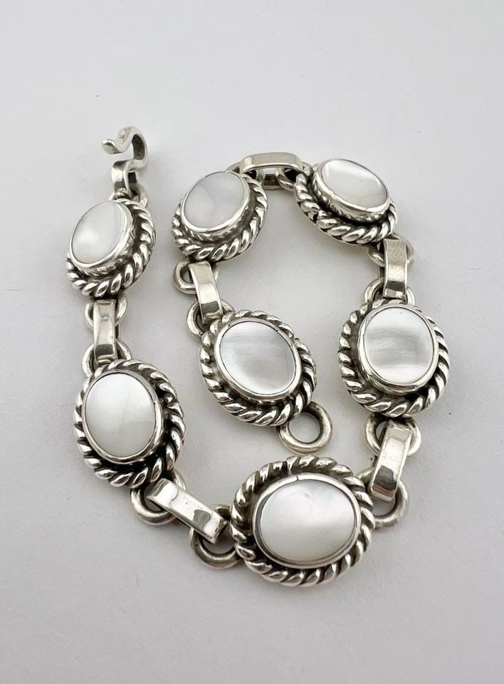 VINTAGE NAVAJO STERLING SILVER MOTHER OF PEARL OVAL TWIST ROPE LINK BRACELET 30G: Vintage Navajo Sterling Silver Mother Of Pearl Oval Twist Rope Link Bracelet 30g Size: Around 8" Long Tip To Tip Bracelet Is 1/2" Wide Metal: Sterling Silver Weight is 30.0 Grams on my scale In Great 