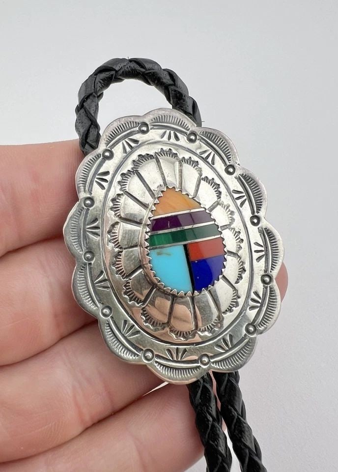 VINTAGE NAVAJO STERLING SILVER MULTI GEMSTONE STAMPED OVAL BOLO TIE 2": VINTAGE NAVAJO STERLING SILVER MULTI GEMSTONE STAMPED OVAL BOLO TIE 2" Vintage Navajo Sterling Silver Multi Gemstone Stamped Oval Bolo Tie 2" Bolo Size: 2" Tall & 1 5/8" Wide Weight is 27.0 Grams on m