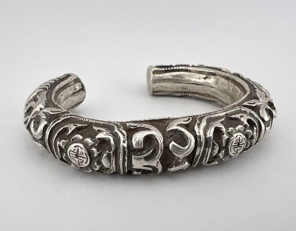 ANTIQUE OLD CHINESE EXPORT SILVER FLORAL ENGRAVED BANGLE BRACELET 36.5G (1 of 2)