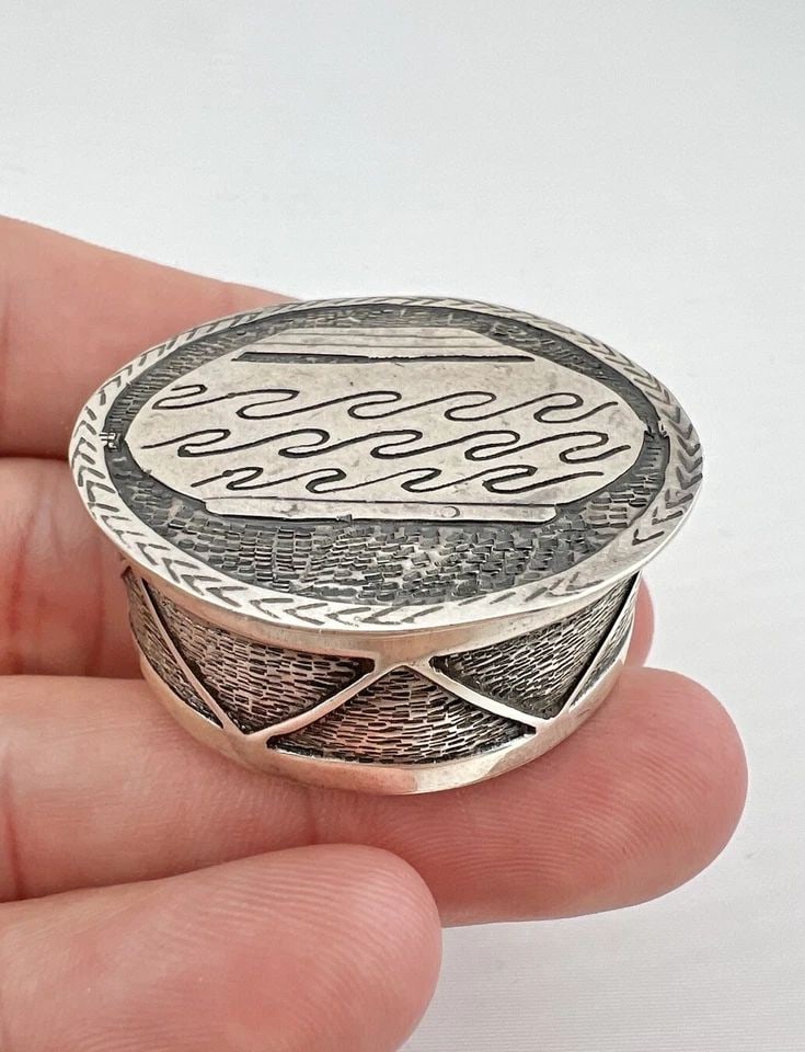 VINTAGE NAVAJO STERLING SILVER PUEBLO POT OVERLAY DRUM ROUND PILL BOX (1 of 2)