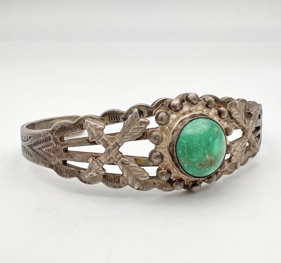 FRED HARVEY ERA NAVAJO STERLING SILVER CERRILLOS TURQUOISE ARROW CUFF BRACELET: FRED HARVEY ERA NAVAJO STERLING SILVER CERRILLOS TURQUOISE ARROW CUFF BRACELET VintFred Harvey Era Navajo Sterling Silver Cerrillos Turquoise Arrow Cuff Bracelet Cuff is 5 1/4" tip to Tip and has a 1"
