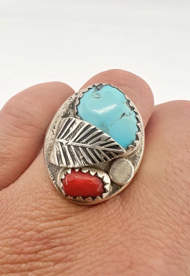 VINTAGE NAVAJO STERLING SILVER NATURAL KINGMAN TURQUOISE & RED CORAL RING 26G: VINTAGE NAVAJO STERLING SILVER NATURAL KINGMAN TURQUOISE & RED CORAL RING 26G Vintage Navajo Sterling Silver Natural Kingman Turquoise & Red Coral Ring 26g Size: 10.5 - Can Be Resized Weight is 26.0 G