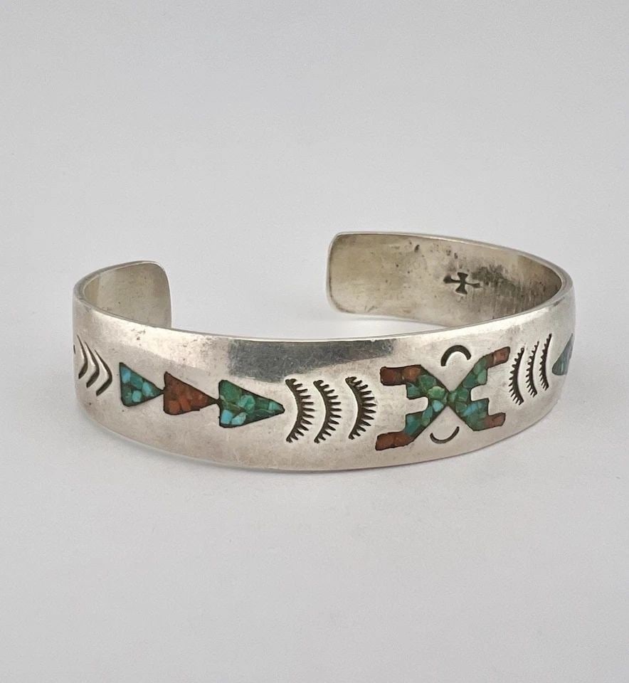 VTG NAVAJO STERLING SILVER CRUSHED CHIP TURQUOISE & CORAL FLUSH CUFF BRACELET: VTG NAVAJO STERLING SILVER CRUSHED CHIP TURQUOISE & CORAL FLUSH CUFF BRACELET Vtg Navajo Sterling Silver Crushed Chip Turquoise & Coral Flush Cuff Bracelet Cuff is 5 3/8" tip to Tip and has a 1" Wide 
