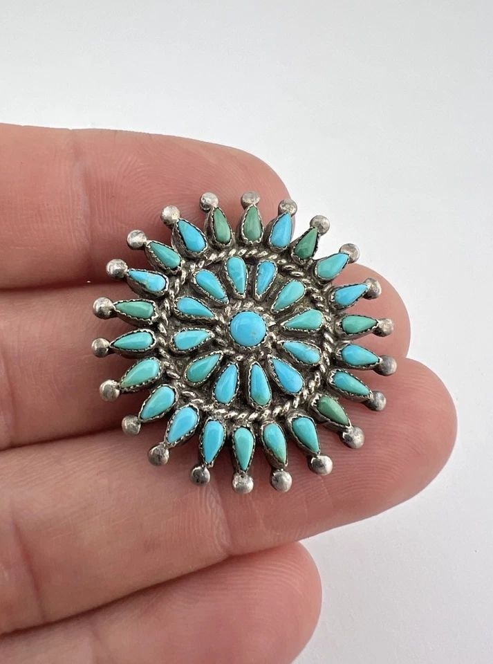VINTAGE ZUNI STERLING SILVER PETIT POINT TURQUOISE CLUSTER PIN BROOCH 1.25": Vintage Zuni Sterling Silver Petit Point Turquoise Cluster Pin Brooch 1.25" Brooch Size: 1 1/4" Tall & Wide Metal: Sterling Silver / Coin Silver Weight is 6.3 Grams on my scale Amazing Natural Petit P