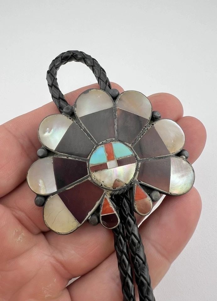 VINTAGE ZUNI STERLING SILVER FLUSH MULTI GEM SUNFACE BOLO TIE 2.25": VINTAGE ZUNI STERLING SILVER FLUSH MULTI GEM SUNFACE BOLO TIE 2.25" Vintage Zuni Sterling Silver Flush Multi Gem Sunface Bolo Tie 2.25" Size: 1 7/8" Tall & 2 1/4" Wide Weight is 34.6 Grams on my scale